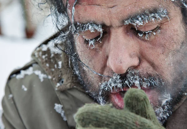 Omul înghețat iarna zăpezii — Fotografie, imagine de stoc