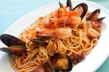 Spagetty deniz ürünleri yemek
