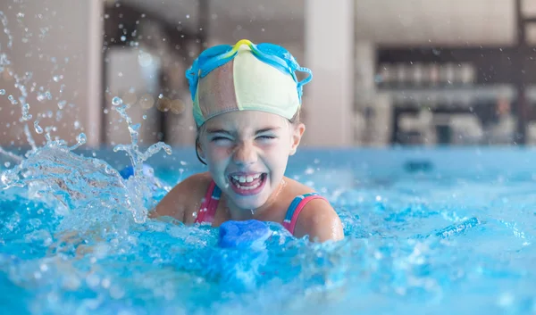 Young Girl Splashing Swimming Pool — Stock Photo, Image