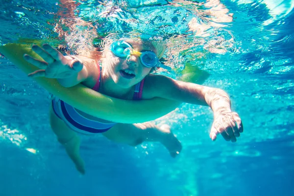 Nouille en mousse de natation fille sous-marine — Photo