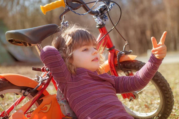 Meisje fiets lente herfst — Stockfoto