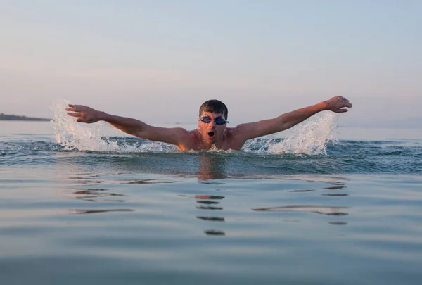 Uomo Nuoto Mare Oceano Tramonto — Foto Stock