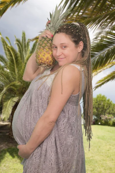 여자 임신 파인애플 — 스톡 사진