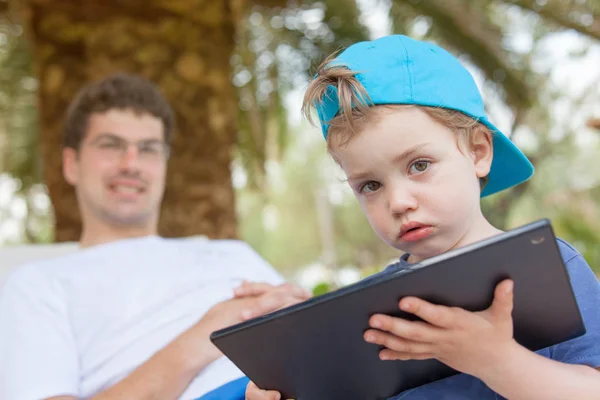 Kind Junge kleine Tablette — Stockfoto