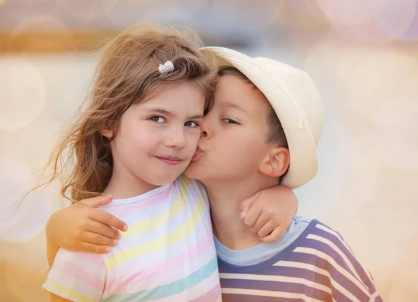 Beijo menino menina crianças irmão irmã — Fotografia de Stock