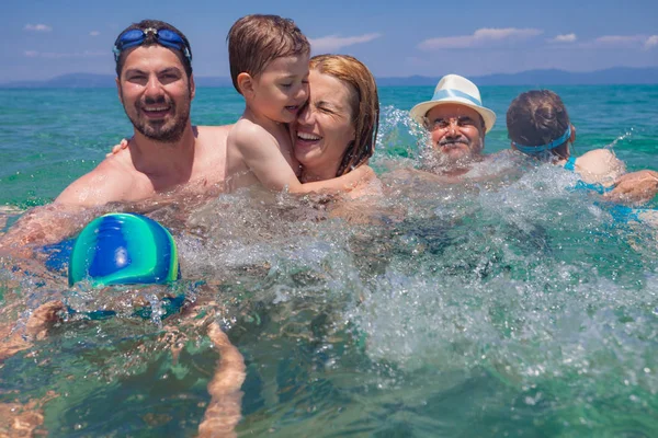 Generazioni acqua di mare famiglia felice — Foto Stock