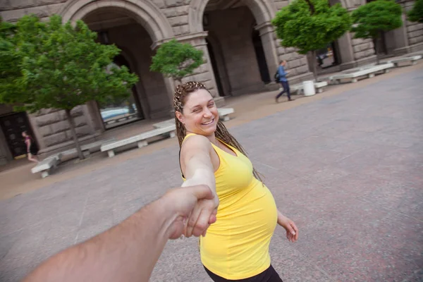 Lachen Zwangere Vrouw Houden Mannelijke Hand Het Nemen Van Een — Stockfoto