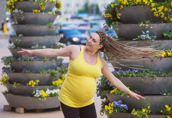 屋外を回転幸せな妊娠中の女性 — ストック写真