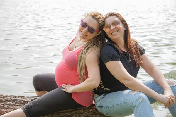 Těhotná žena přítelkyně — Stock fotografie