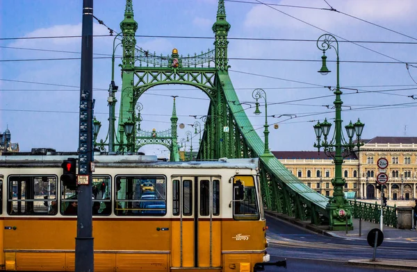 Budapest Tram in der Nähe Brücke — Stockfoto