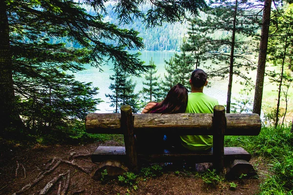 Underbara par i en Park på en trä bänk Royaltyfria Stockbilder