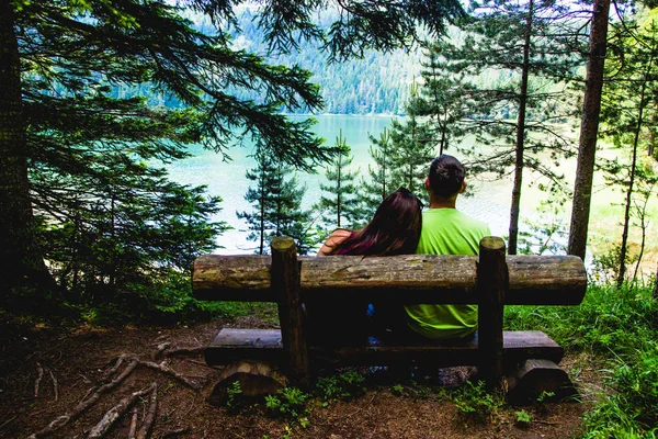 Casal encantador em um parque em um pouquinho de madeira Imagens De Bancos De Imagens Sem Royalties