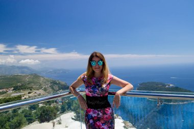 Kız Dubornik Hırvatistan dağlar ve deniz