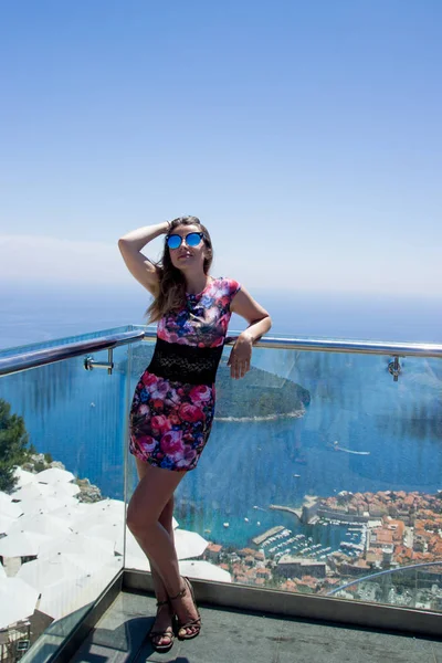 Menina em Dubornik Croácia Montanhas e Mar — Fotografia de Stock