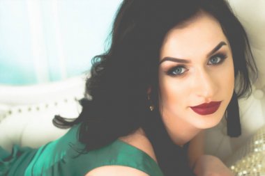 Yeşil elbise poz içinde genç modeli esmer