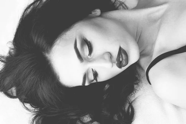 Belleza Chica Labios Retrato Blanco y negro — Foto de Stock