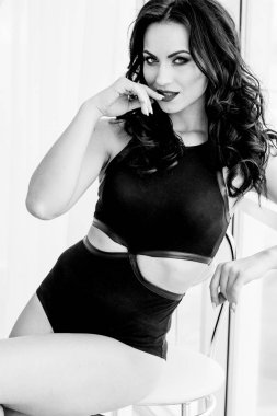 Seksi esmer kız siyah gövde