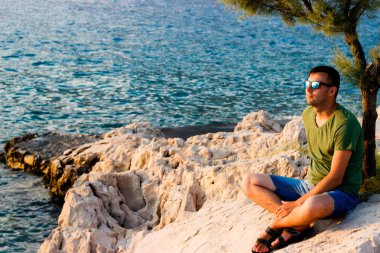 Ağacın altında Makarska, Hırvatistan için deniz