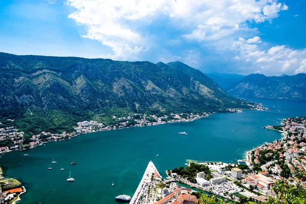 Kotor Koyu'ndaki Karadağ muhteşem görünüm