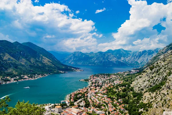 Kotor Koyu'ndaki Karadağ muhteşem görünüm