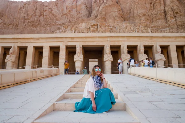 La ragazza vicino all'antico tempio di Luxor, Egitto — Foto Stock
