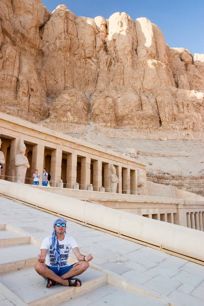 O antigo templo de Hatshepsut em Luxor, Egito — Fotografia de Stock