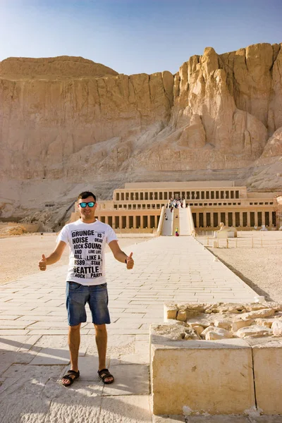 De oude tempel van Hatsjepsoet in Luxor, Egypte — Stockfoto