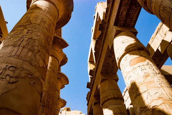 Colunas hieroglíficas egípcias em Luxor, Egito — Fotografia de Stock