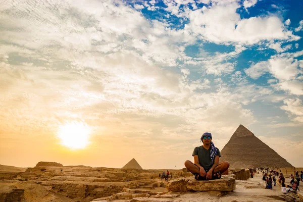 Kahire, Mısır piramitleri yakınındaki meditasyon — Stok fotoğraf