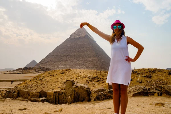 Segurando a pirâmide no Cairo, Egito — Fotografia de Stock