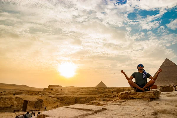 Meditação perto das pirâmides no Cairo, Egito — Fotografia de Stock