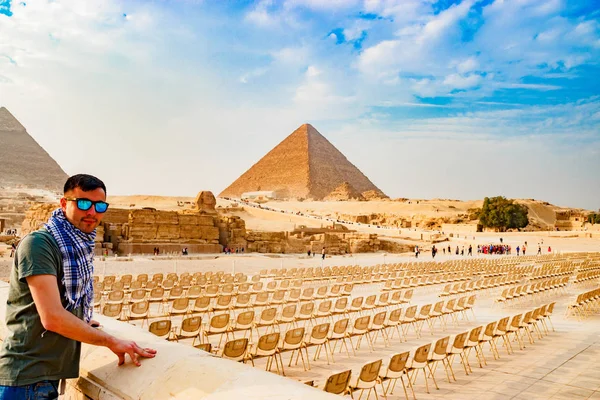 Mirando sillas cerca de la pirámide en El Cairo, Egipto —  Fotos de Stock