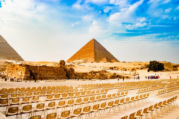 Sedie vicino alla piramide del Cairo, Egitto — Foto Stock