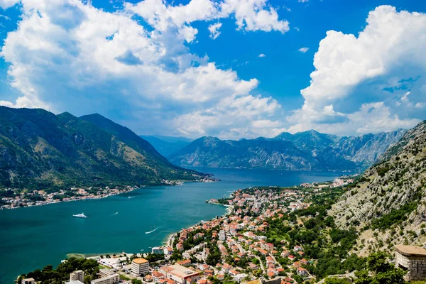 Kotor Koyu'ndaki Karadağ muhteşem görünüm