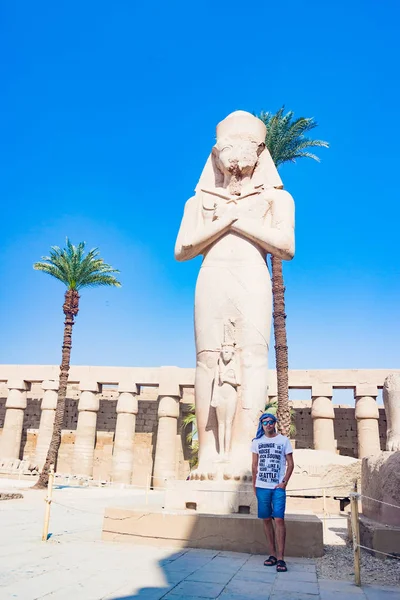 Estátua no templo de Karnak em Luxor Egito — Fotografia de Stock