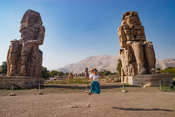 Juntando perto das ruínas das estátuas em Luxor, Egito — Fotografia de Stock