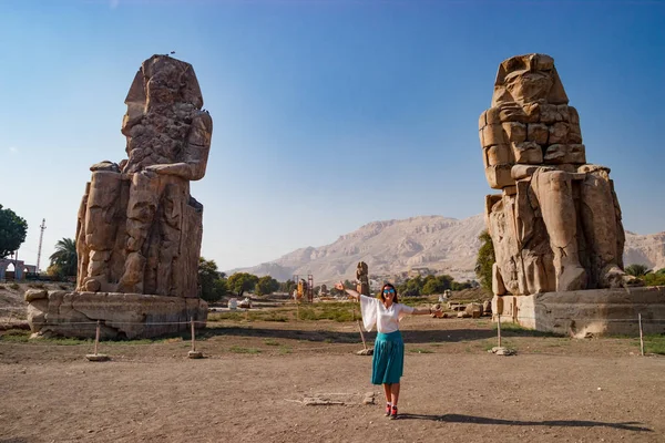 La ragazza vicino alle rovine delle statue a Luxor, Egitto — Foto Stock