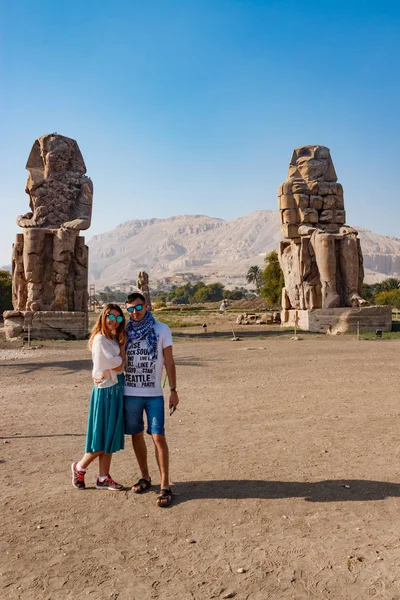 Casal perto das ruínas das estátuas em Luxor, Egito — Fotografia de Stock