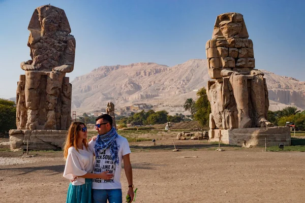 Casal perto das ruínas das estátuas em Luxor, Egito — Fotografia de Stock