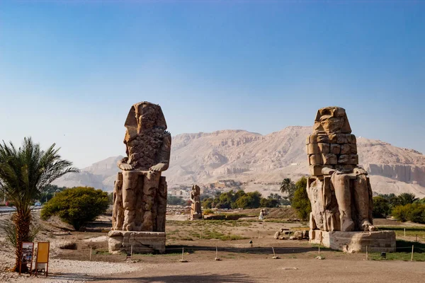 As ruínas das estátuas em Luxor, Egito — Fotografia de Stock