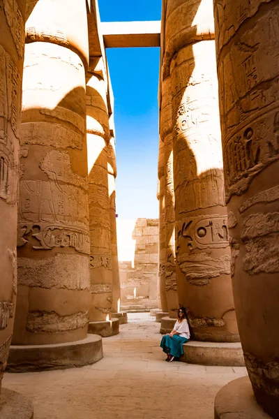 Colunas perto de templo antigo em Luxor, Egito — Fotografia de Stock
