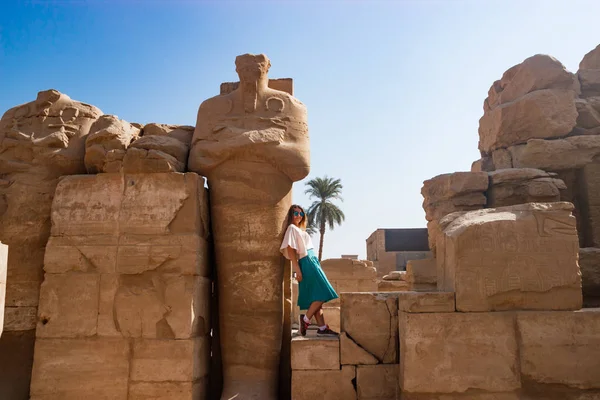 Admirando ruínas anthient no luxor, Egipto — Fotografia de Stock