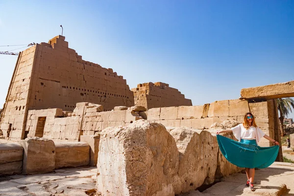 Ragazza vicino alle rovine di luxor, Egitto — Foto Stock
