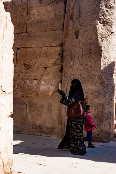 Perto das ruínas em luxor, Egito — Fotografia de Stock