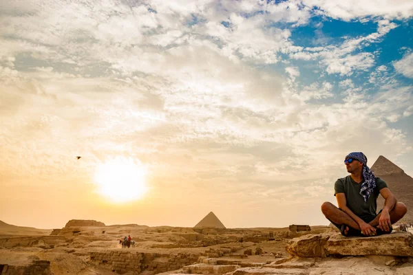 Meditazione vicino alle piramidi del Cairo, Egitto — Foto Stock