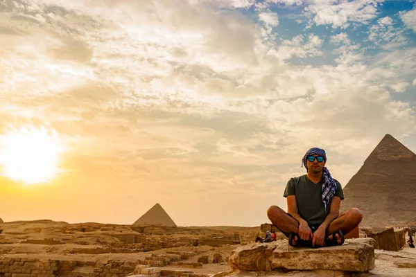 Meditação perto das pirâmides no Cairo, Egito — Fotografia de Stock