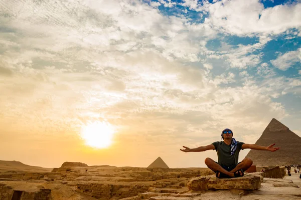 Meditação perto das pirâmides no Cairo, Egito — Fotografia de Stock