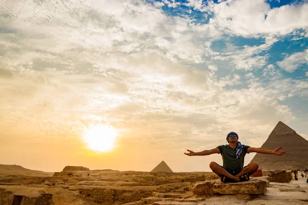Kahire, Mısır piramitleri yakınındaki meditasyon