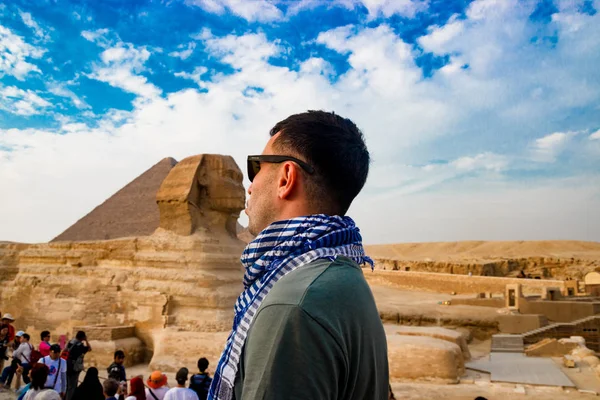 Sto guardando la sfinge a Giza. Il Cairo, Egitto — Foto Stock