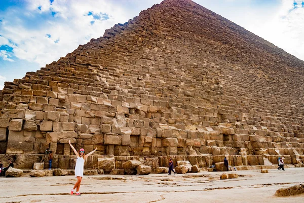 Meisje in de buurt van de piramide in Caïro, Egypte — Stockfoto